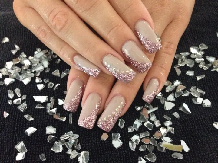 Gelnägel in Nude mit Glitzer an den Spitzen auf Glassplittern.