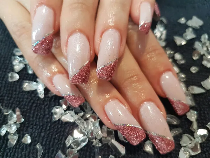 Gelnägel mit Glitzerverlauf in Rosé auf Glassplittern.