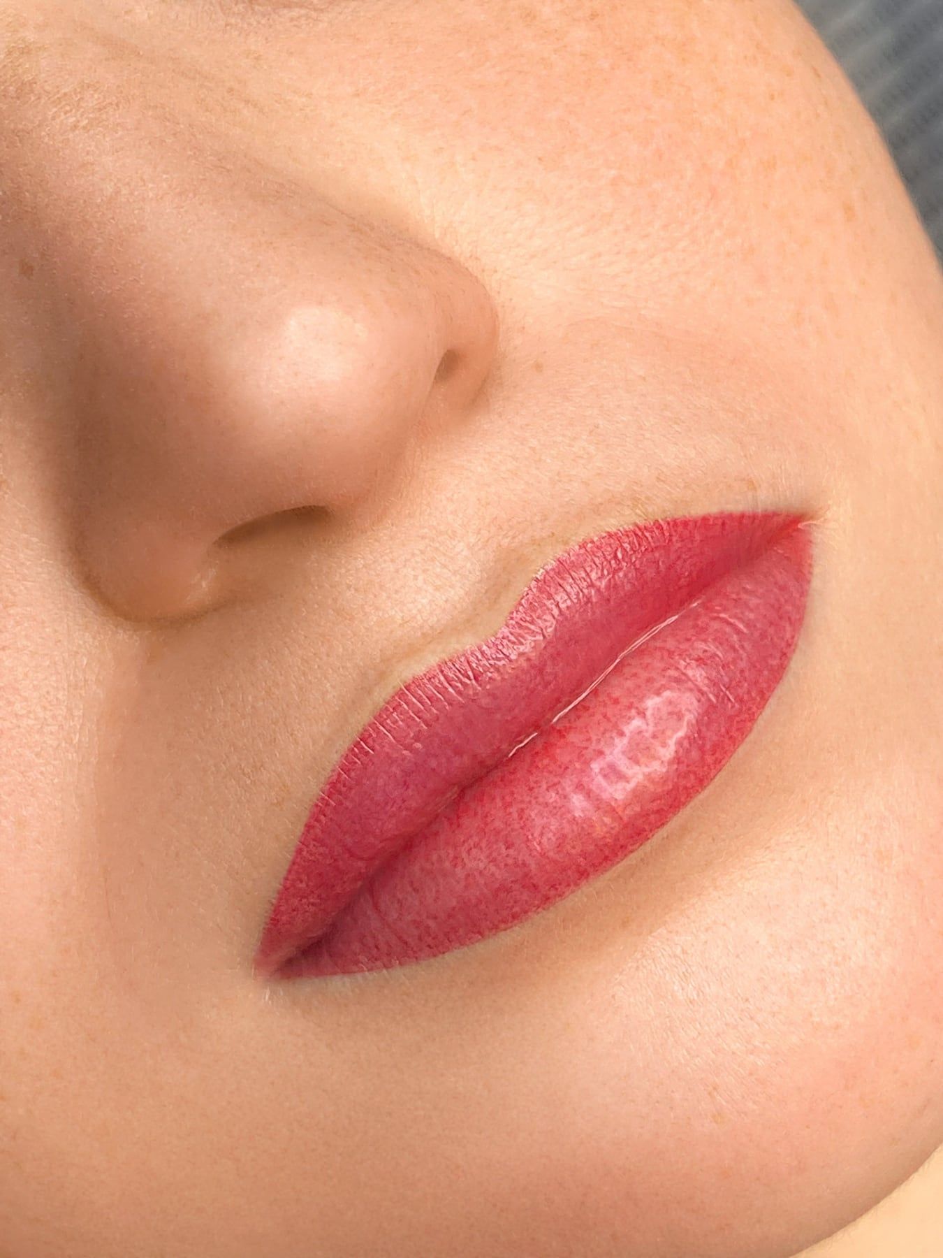 Nahaufnahme von Lippen mit pigmentierter, gleichmäßig roséroter Farbe und klarer Kontur.