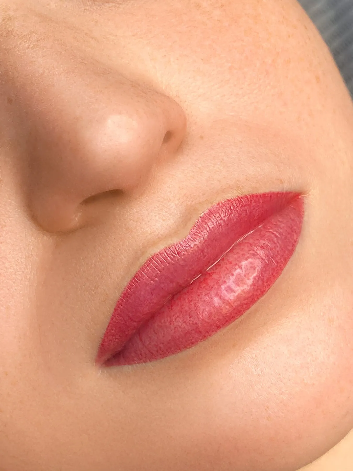 Lippen in zartem Rosé mit weich auslaufender Kontur.