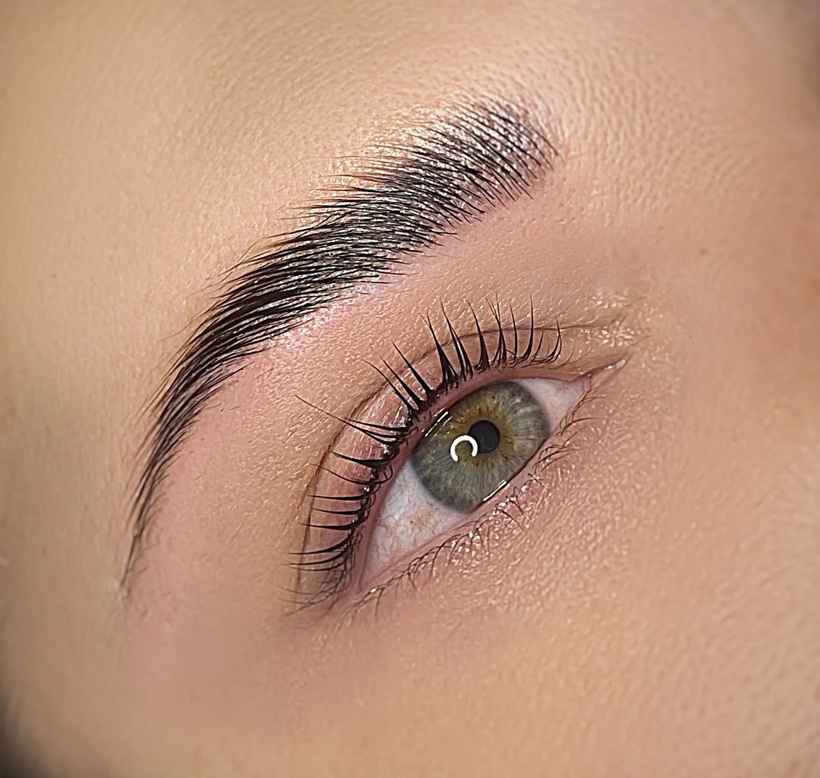 Augenbraue mit Permanent Make-up in feiner Härchenzeichnung, daneben das geöffnete Auge.