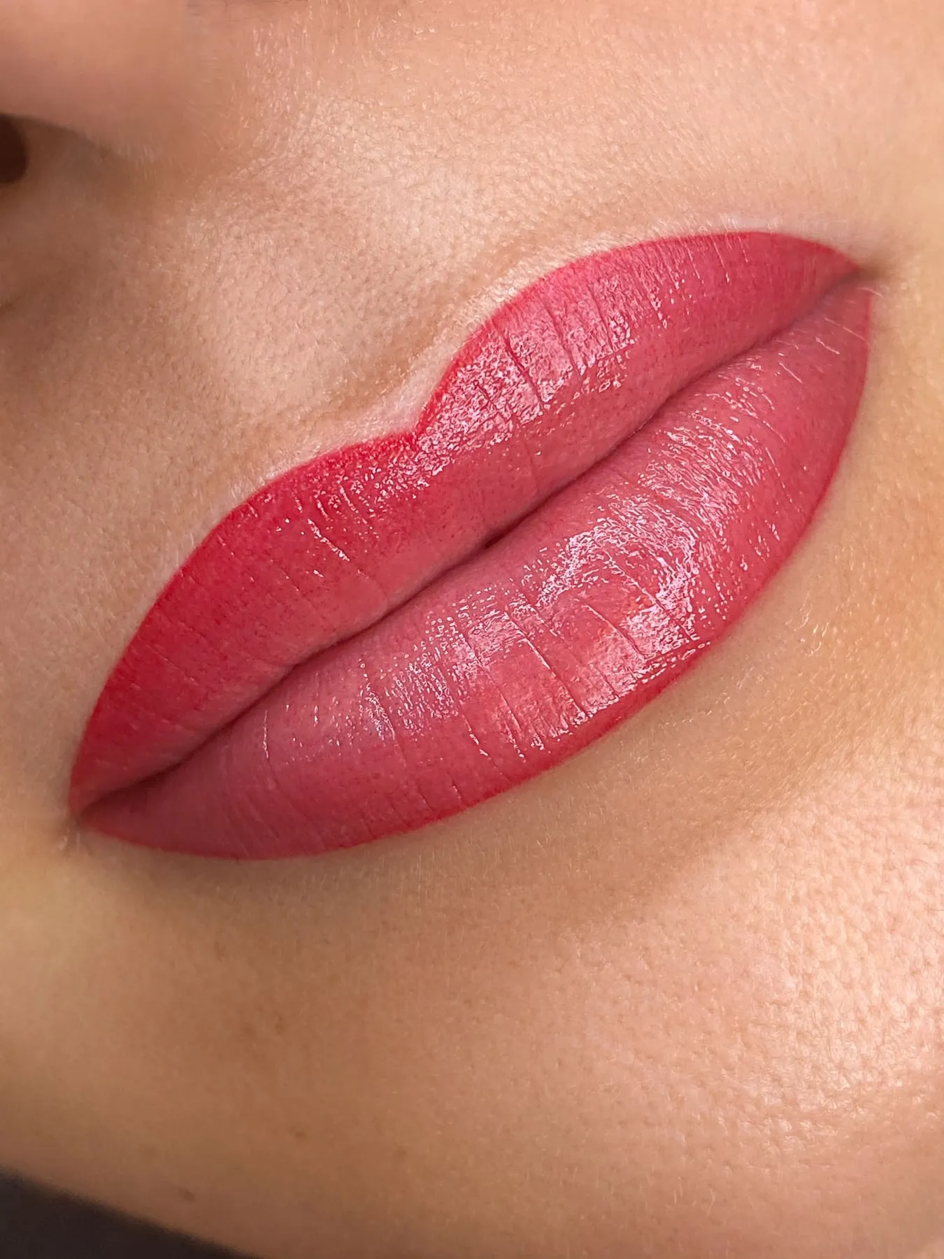 Lippen mit Permanent Make-up in kräftigem Rosé.