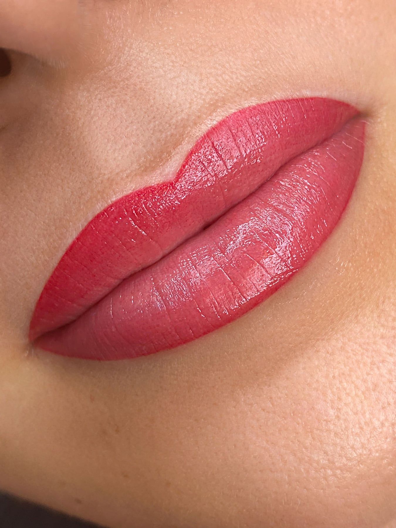 Nahaufnahme von Lippen mit pigmentierter roter Farbe, klar gezeichnetem Lippenherz und gleichmäßiger Kontur.